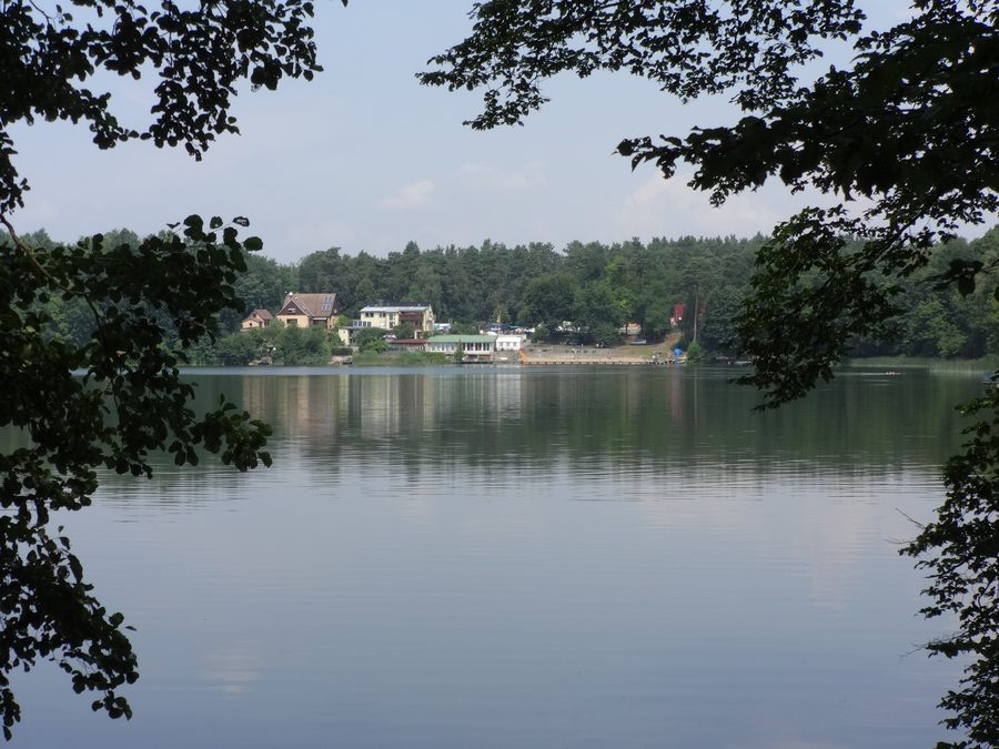 Vue sur le Große Däbersee vers les bains populaires de Waldsieversdorf