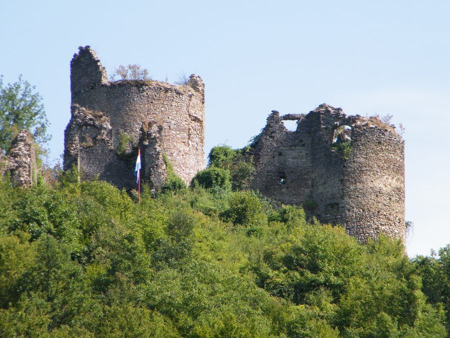 Vue des ruines du château médiéval de Gvozdansko en Croatie