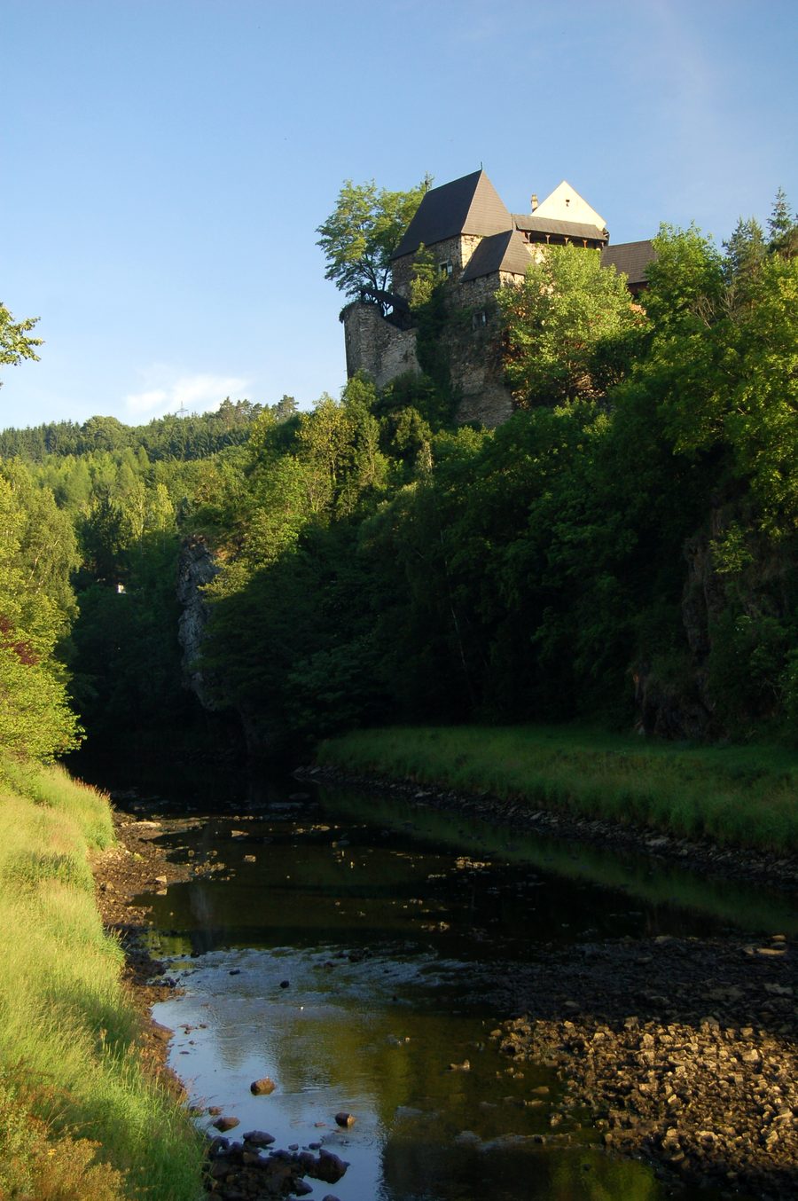 Château de Krumau sur un rocher au-dessus du Kamp à Krumau am Kamp