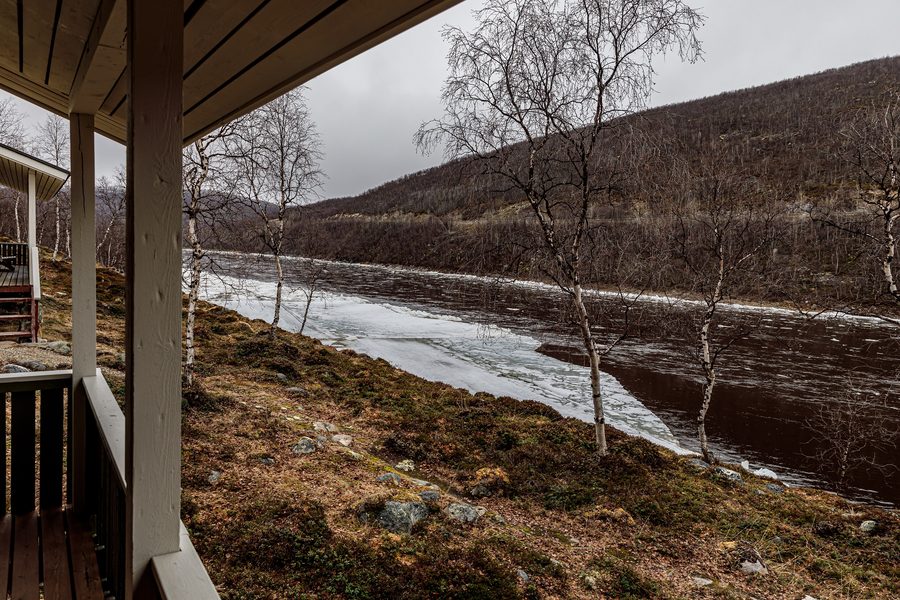 Le fleuve Teno le long de la frontière entre la Finlande et la Norvège près d’Utsjoki, avec un paysage de Laponie septentrionale.