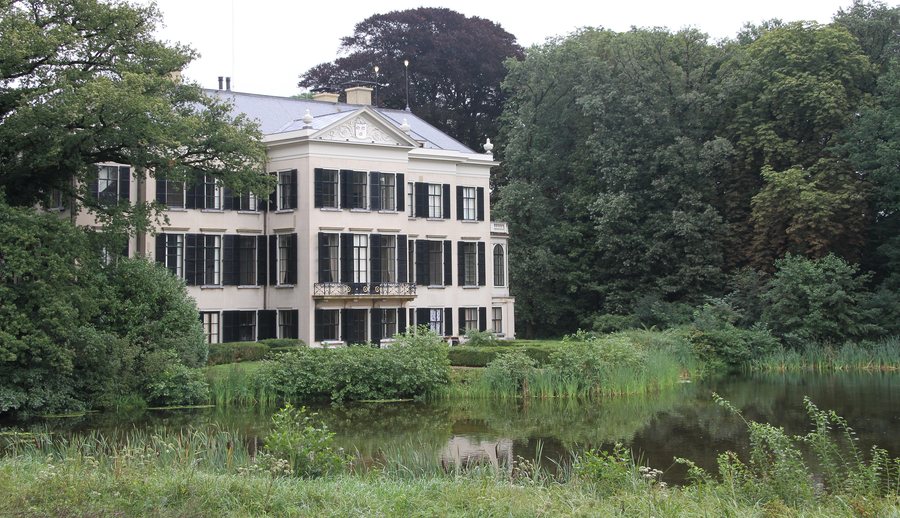 File:Utrechtse Heuvelrug-22-Kasteel Broekhuisen-2010-gje.jpg