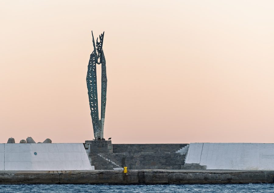 Statue d’Icare sur la jetée d’Agios Kirykos à Ikaria