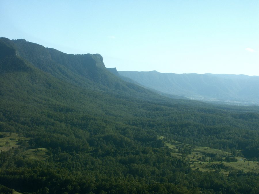 Vue aérienne de la haute Tweed Valley avec des pentes boisées et un paysage rural en Nouvelle-Galles du Sud
