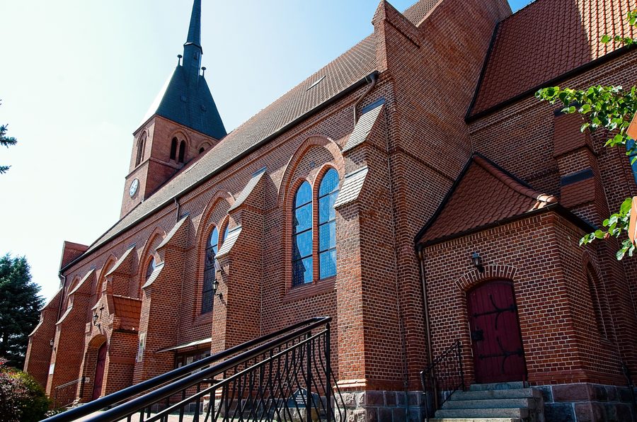 Église paroissiale néogothique de la fin du XIXe siècle dans le village de Bysław, gmina de Lubiewo