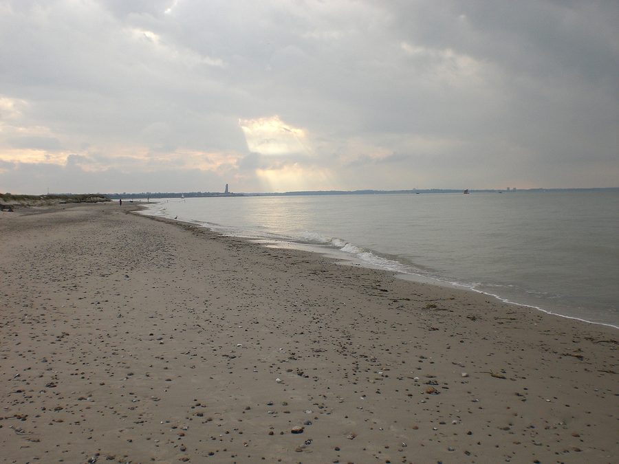 Section de plage sur le Bottsand à Wendtorf avec réserve naturelle en arrière-plan