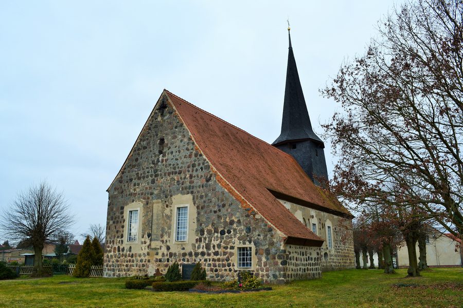 Église en pierre de campagne classée monument historique à Teschendorf, dans le Löwenberger Land