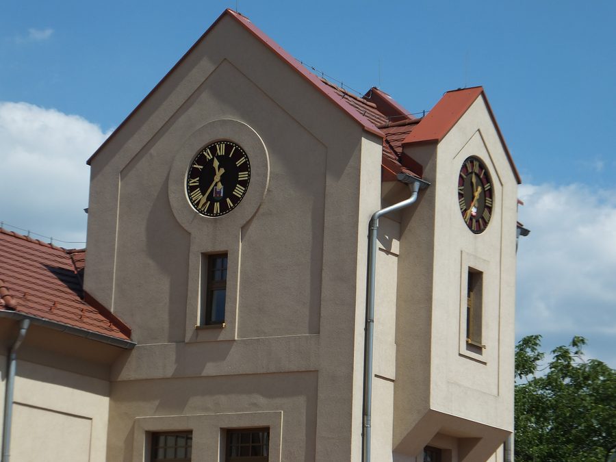 Tour de l’horloge sur la place Farski à Lędziny, en Pologne