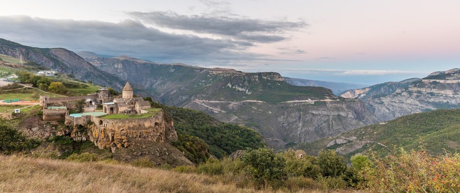 Monastère de Tatev sur un haut plateau au-dessus de la gorge de Vorotan au coucher du soleil