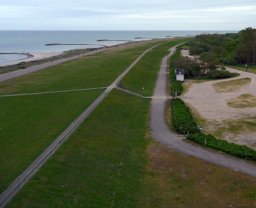 Plage et parking à Heidkate sur la côte de la mer Baltique