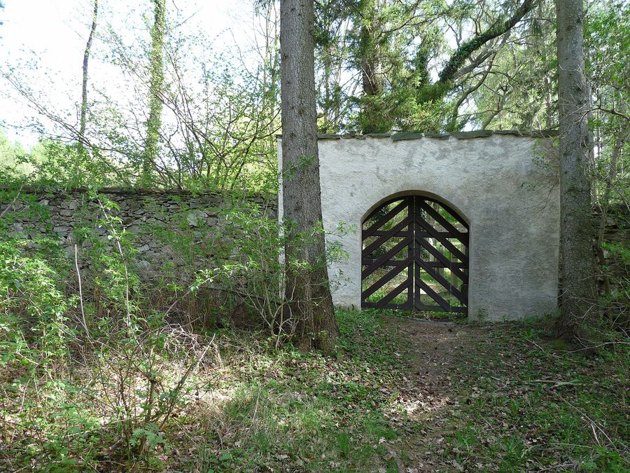 Porte du cimetière juif de Strážov dans le district de Klatovy