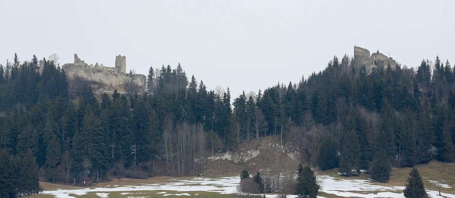 Les ruines des châteaux d’Eisenberg et de Hohenfreyberg se faisant face sur des collines boisées dans l’Ostallgäu