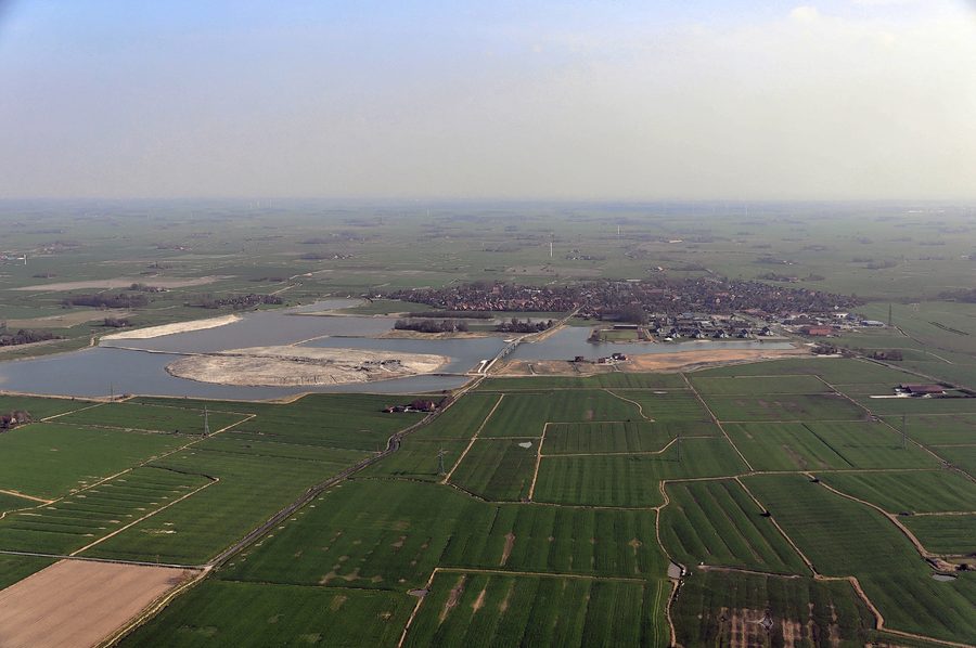 Vue aérienne du Wangermeer près de Hohenkirchen dans le Wangerland