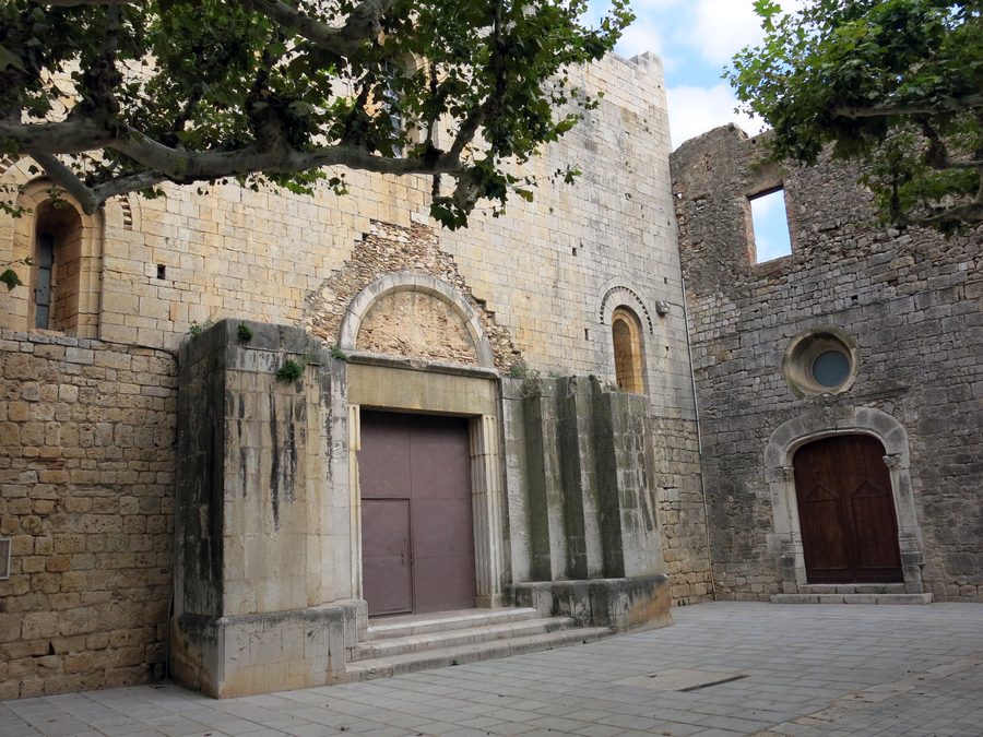 Santa Maria de Vilabertran avec l’église et la chapelle Sant Ferriol