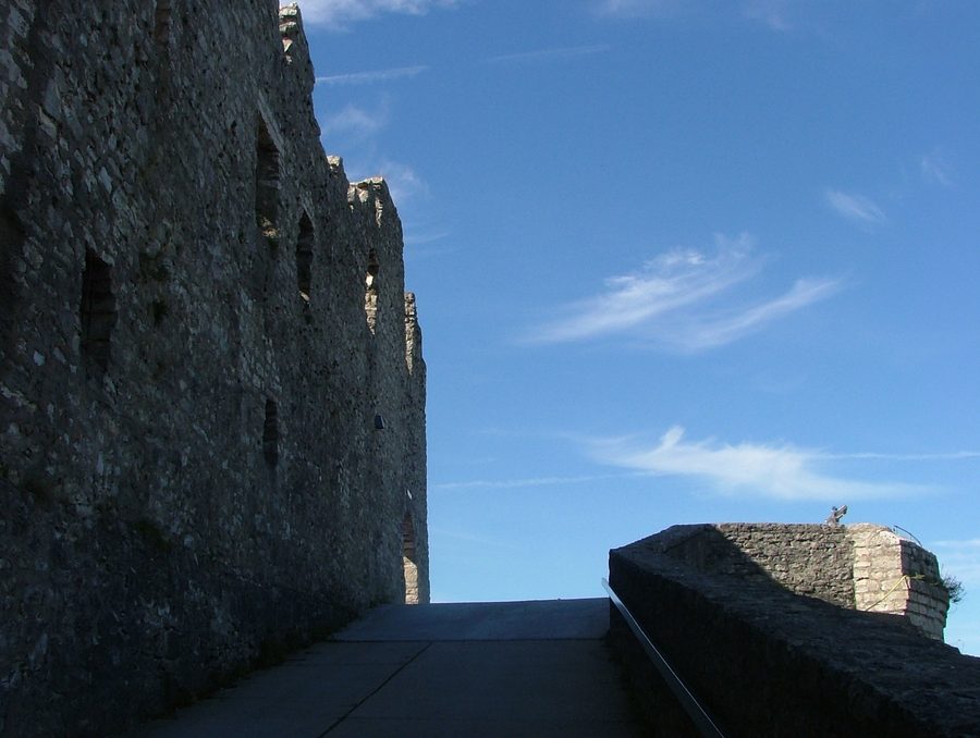 Montée vers la ruine fortifiée de Hohenneuffen près de Neuffen