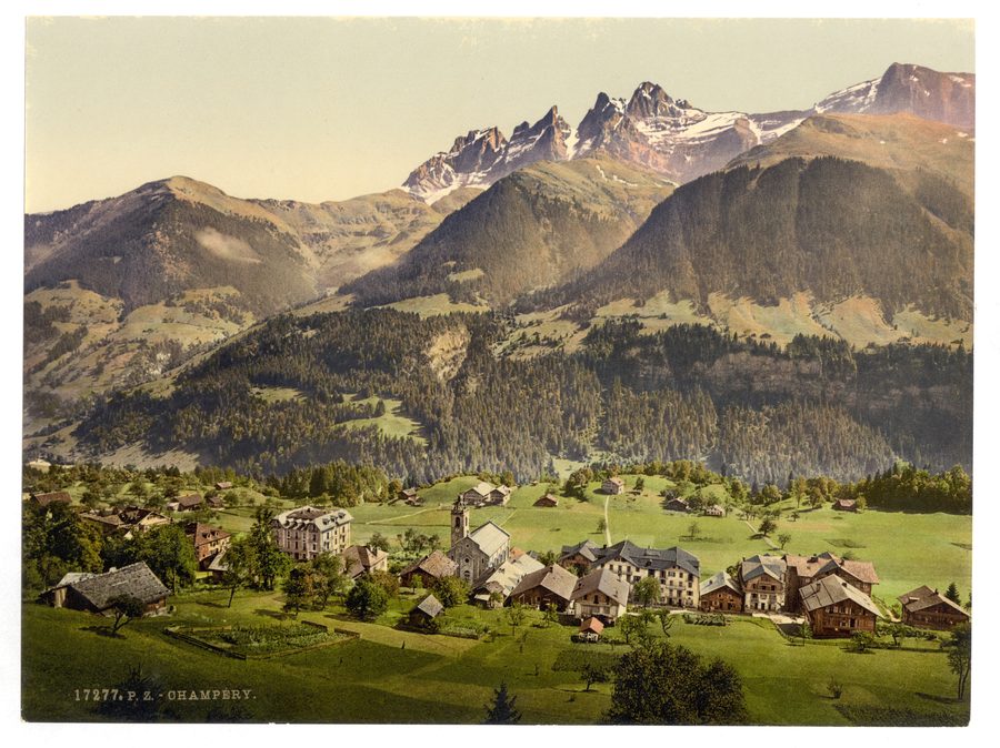 Vue d’ensemble historique de Champéry en Valais devant un décor alpin montagneux