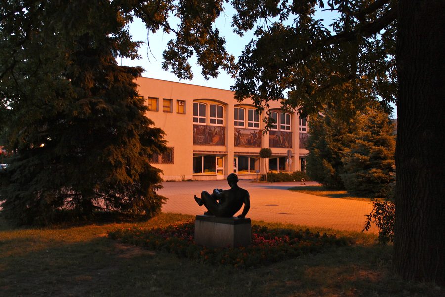 Centre commercial et statue la nuit, Bartók
