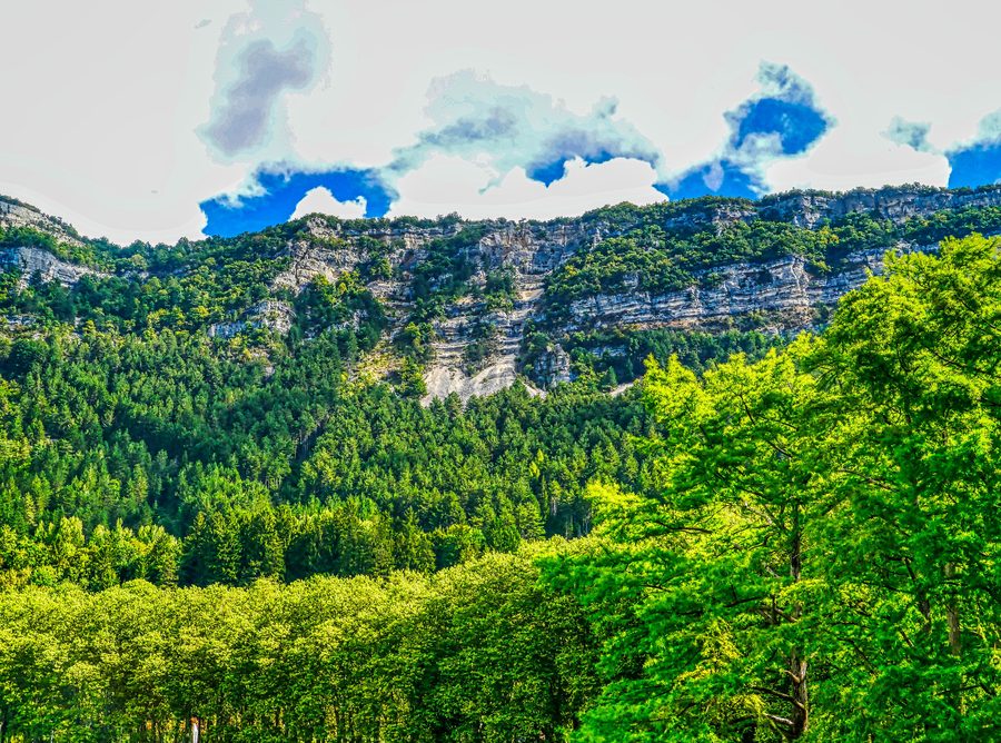 Vue sur le lac de Nantua au pied sud du Jura