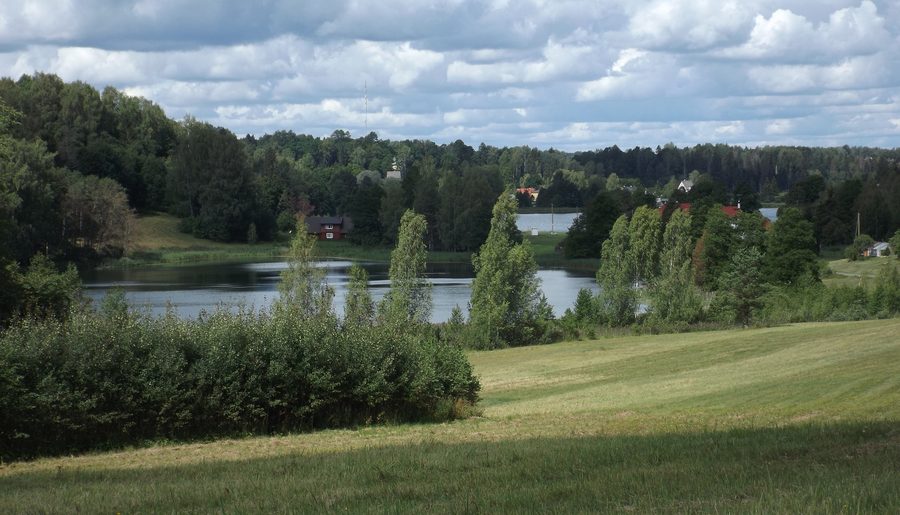 Rõuge Valgjärv et Rõuge Suurjärv dans un paysage vallonné de lacs