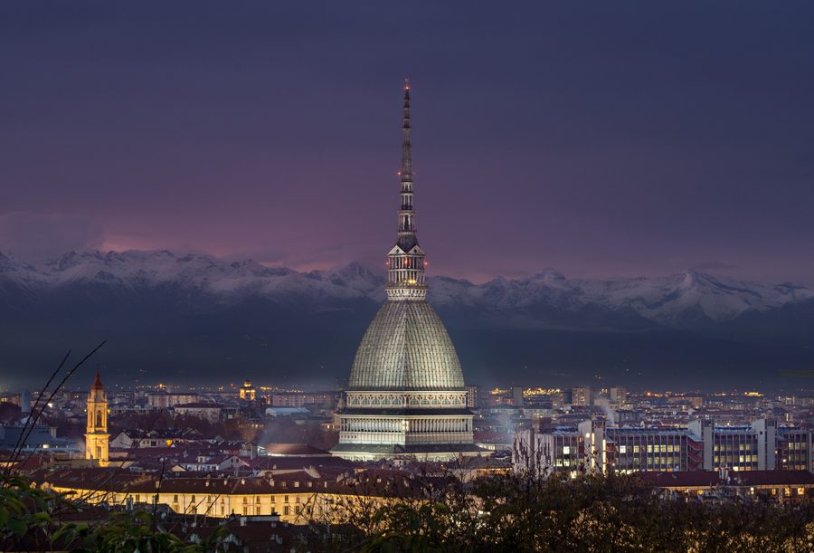 Mole Antonelliana à Turin la nuit avec les Alpes en arrière-plan