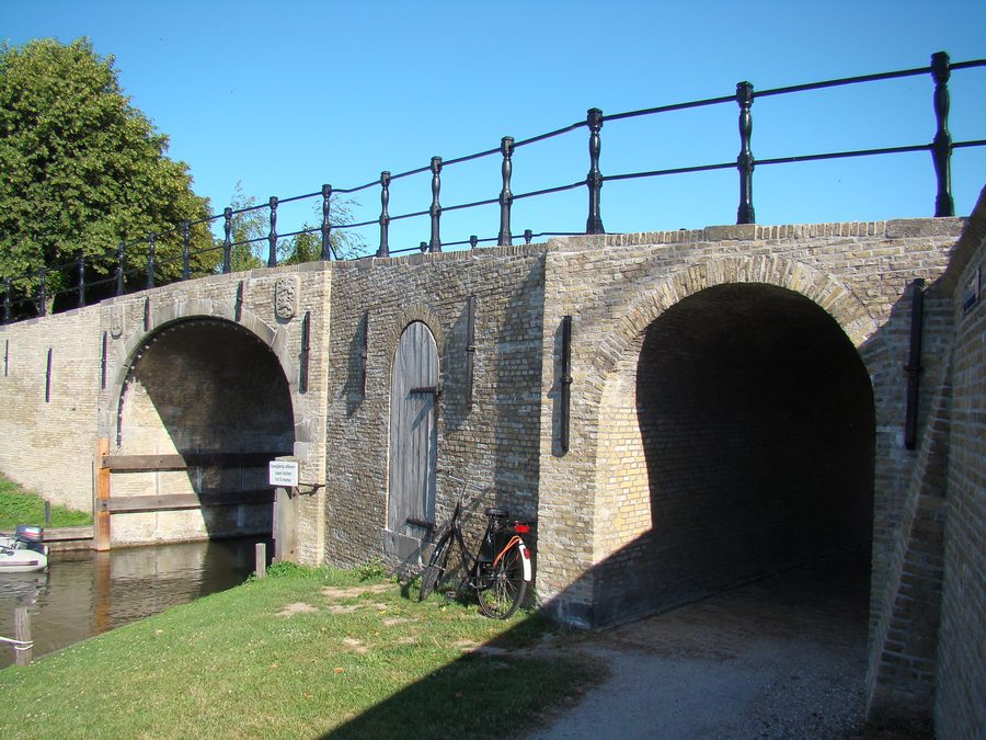 Pont historique et bâtiment monumental à la Lemsterwaterpoort à Sloten, en Frise