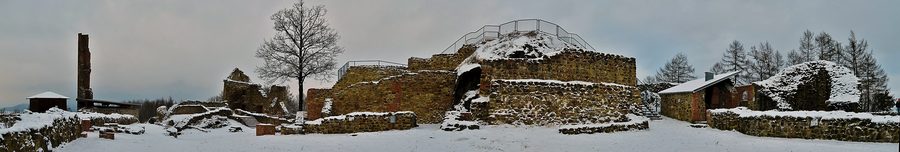 Panorama hivernal des ruines du château de Runding sur le Schlossberg