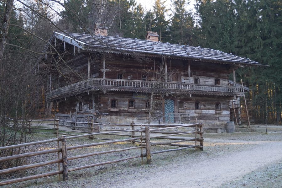 Maison paysanne historique au musée en plein air de Salzbourg