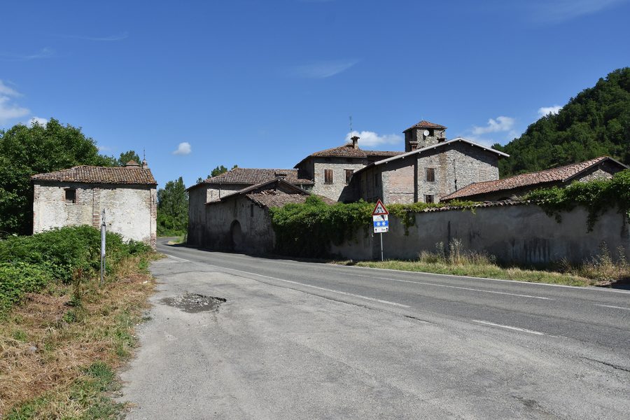 Bâtiments sur la route provinciale SP45 à Montabone, à la frontière avec Castel Rocchero, dans la province d’Asti