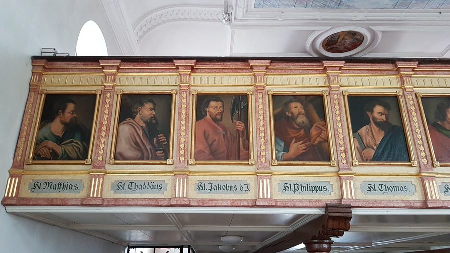 Vue intérieure de St. Georg à Böbing avec la balustrade de la tribune