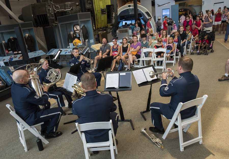 Un quintette de cuivres se produisant au Smithsonian's Air and Space Museum à Washington, D.C.