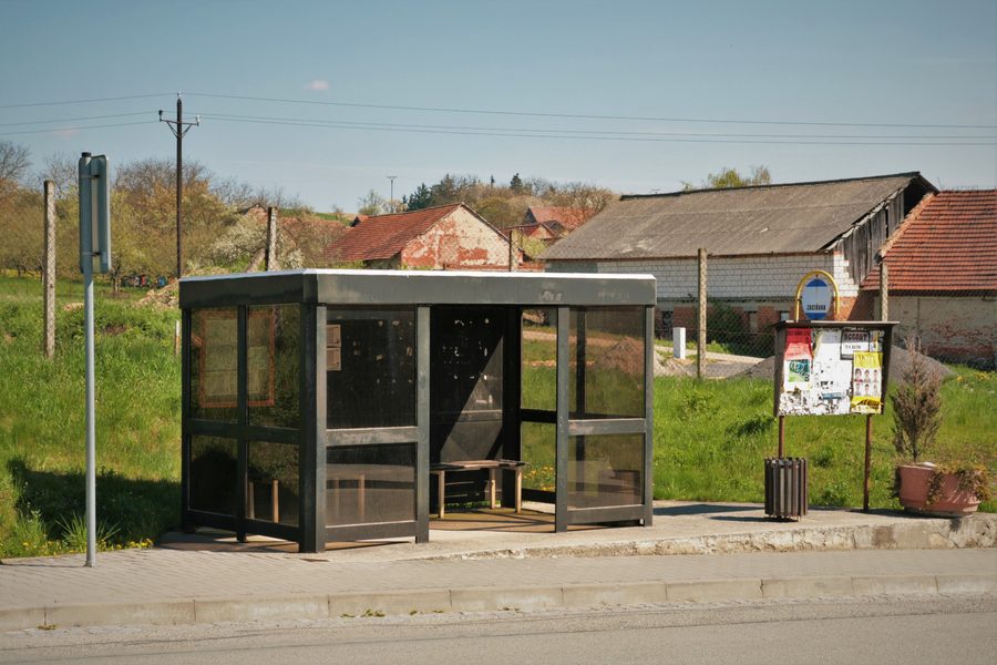 Arrêt de bus près de la mairie dans la commune de Kuřimské Jestřabí