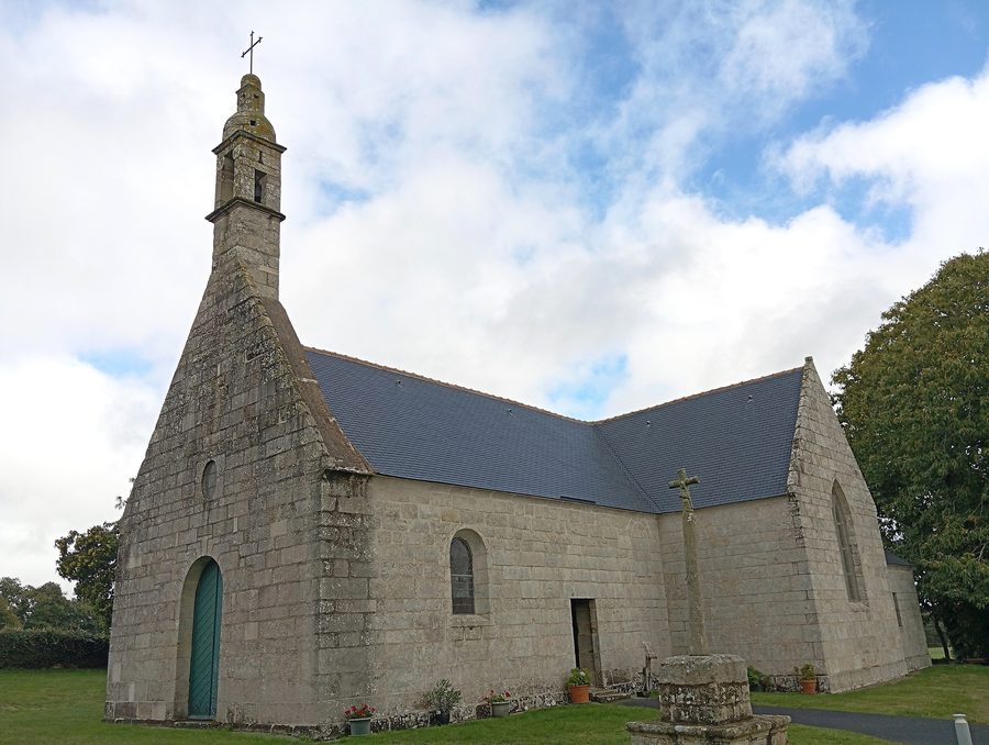 Vue extérieure de la chapelle Notre-Dame-de-Grâces à Pluguffan
