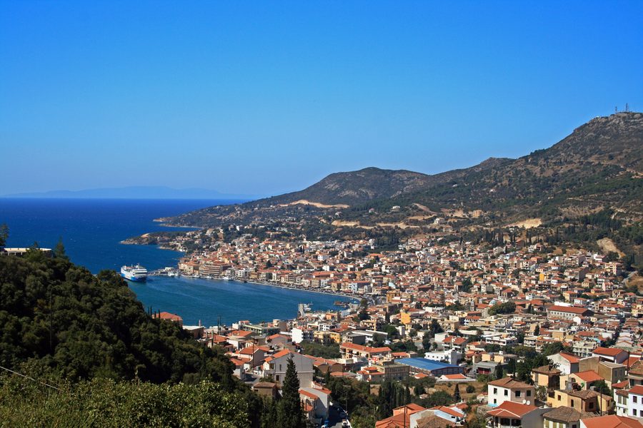 Vue sur Samos-ville sur la côte de l’île grecque de Samos