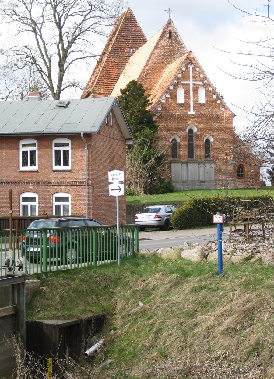 Église de village à Herrnburg, un quartier de la commune de Lüdersdorf