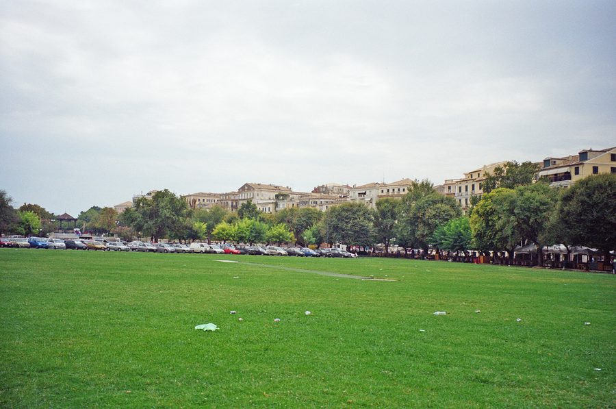 Spianada avec parc et terrain de cricket à Corfou-Ville
