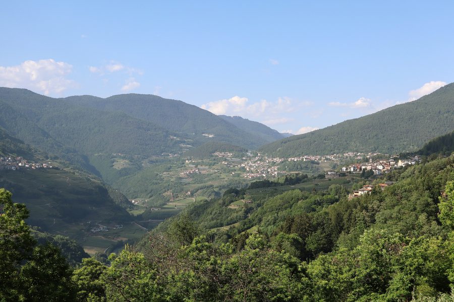 Vue sur la vallée de Cembra dans le Trentin depuis Lona