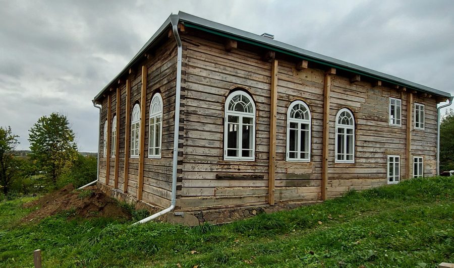 Extérieur de la synagogue en bois d’Alanta en Lituanie