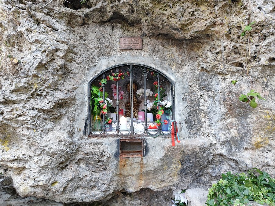 File:Fontibre, nacimiento del Río Ebro - Virgen del Pilar.jpg