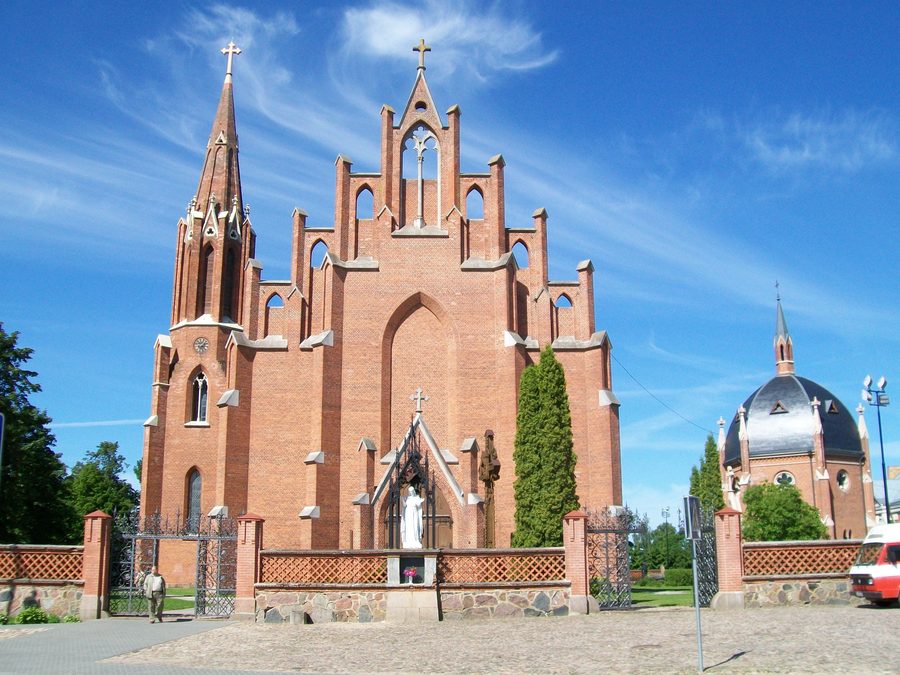 Vue de face de l’église Saint-Matthieu l’Apôtre et Évangéliste, Rokiškis, Lituanie