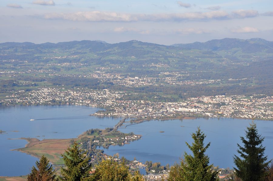 Rapperswil-Jona, le lac de Zurich et le Seedamm vus d’en haut