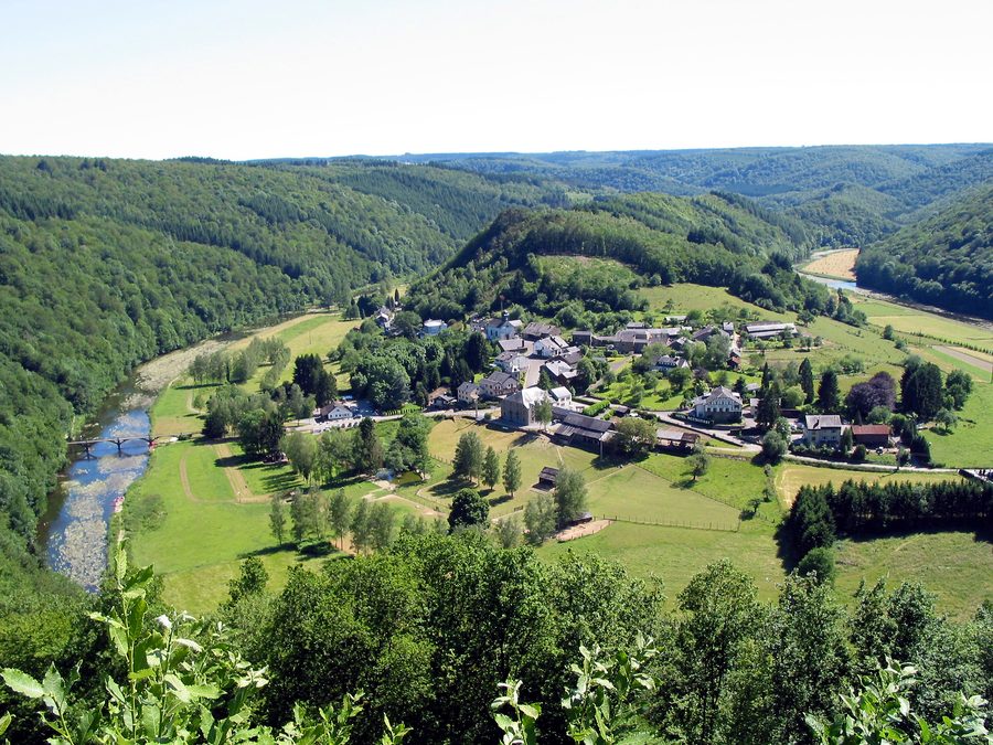 La Semois serpentant dans une vallée boisée près de Frahan, dans les Ardennes belges.