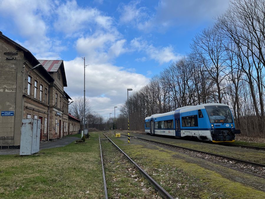 Gare de Jindřichovice pod Smrkem avec un train sur le quai