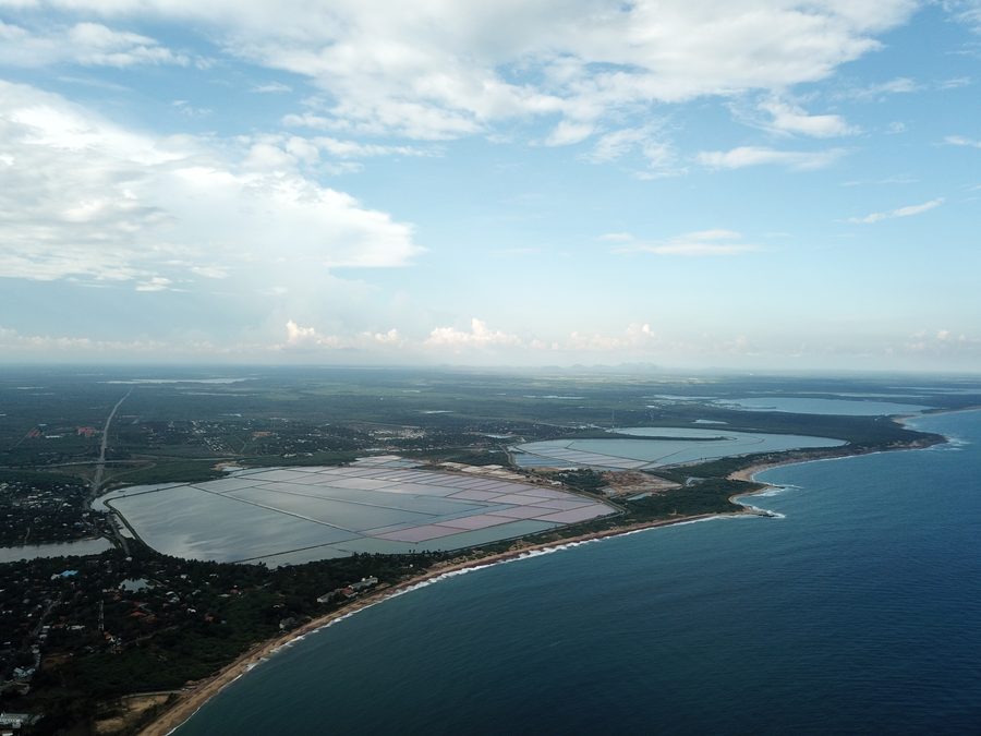 Vue de l’installation de production de sel à Hambantota
