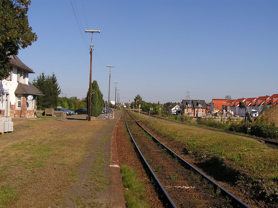 Gare de Niederdorfelden sur la Niddertalbahn avec des signaux mécaniques