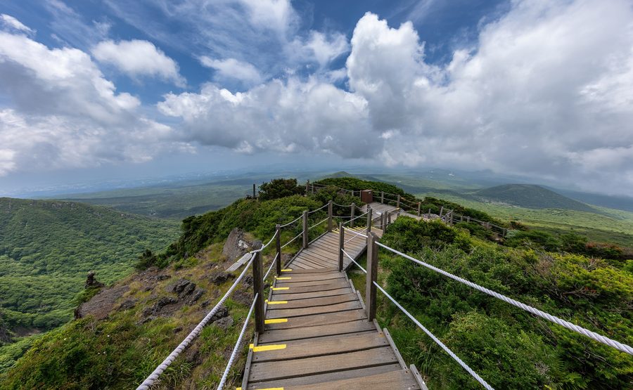 Escalier en bois sur le sentier Yeongsil avec les montagnes du Hallasan à Jeju