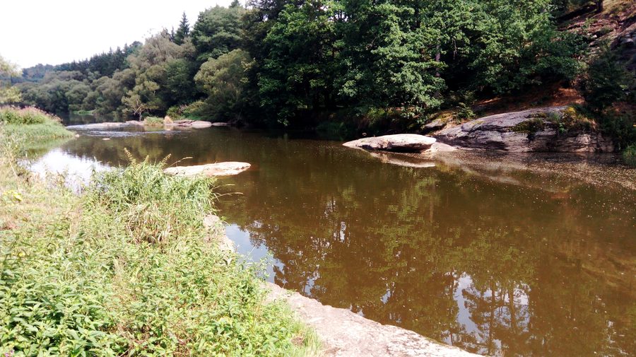 La rivière Lužnice sur le sentier pédagogique Na Onen Svět entre Dobronice et Bechyně en Bohême du Sud