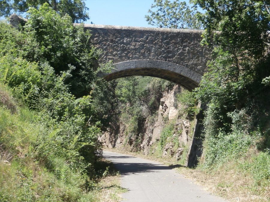 Pont en arche de pierre au-dessus de la Via Fluvia
