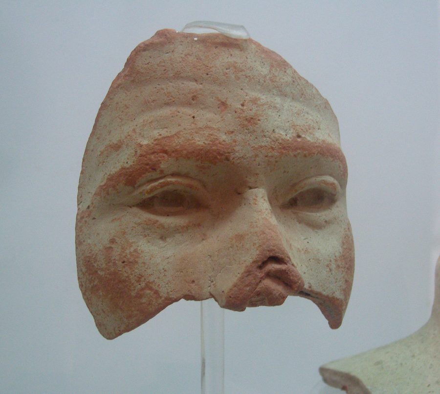 Masque en terre cuite au musée Néapolis à Nabeul, Tunisie