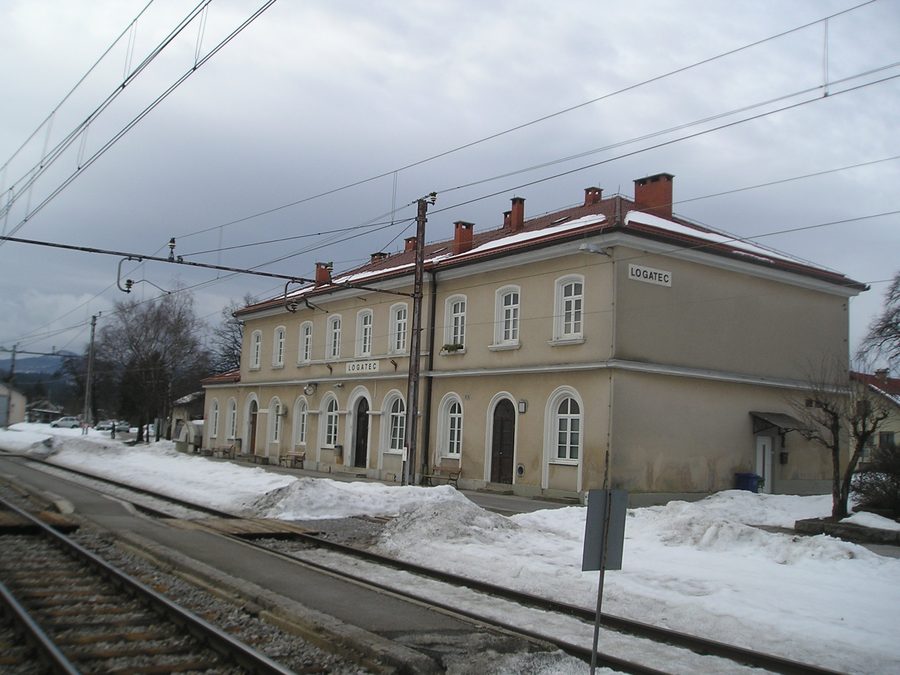 Vue de face de la gare de Logatec.