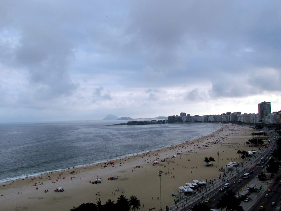 Plage de Copacabana avec la silhouette urbaine voisine de Rio de Janeiro.