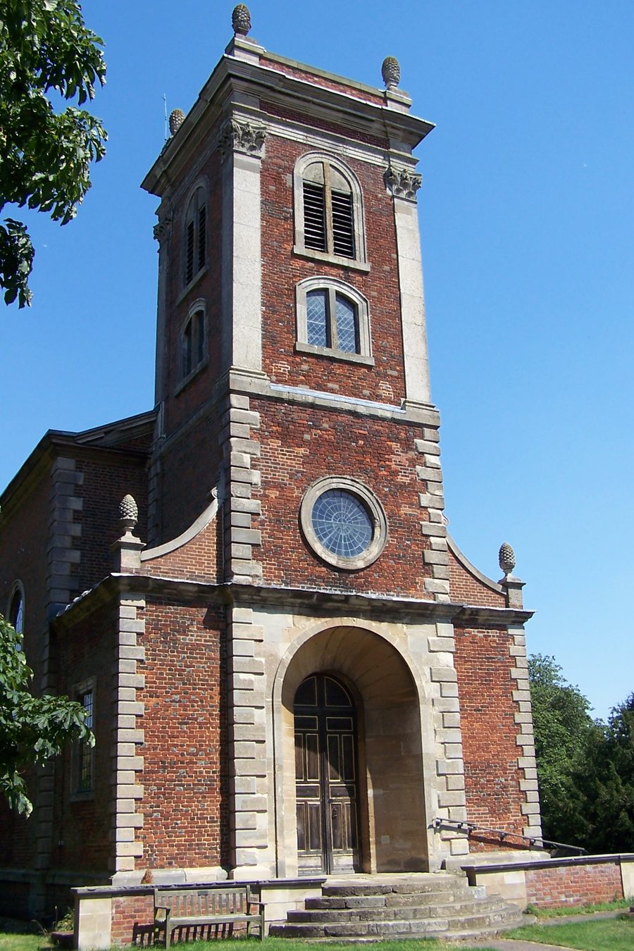 Église paroissiale St Mary Magdalene à Willen, Milton Keynes, vue depuis l’ouest